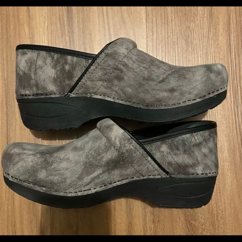 Dansko XP 2.0 Gray Suede Clogs Size 41